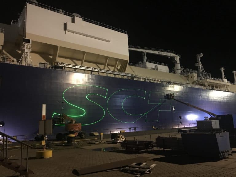 Laserbeschriftung eines Schiffes mit dem Firmenlogo