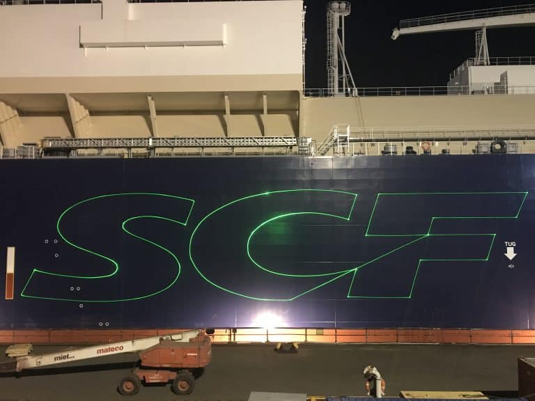 Laserbeschriftung eines Schiffes mit dem Firmenlogo