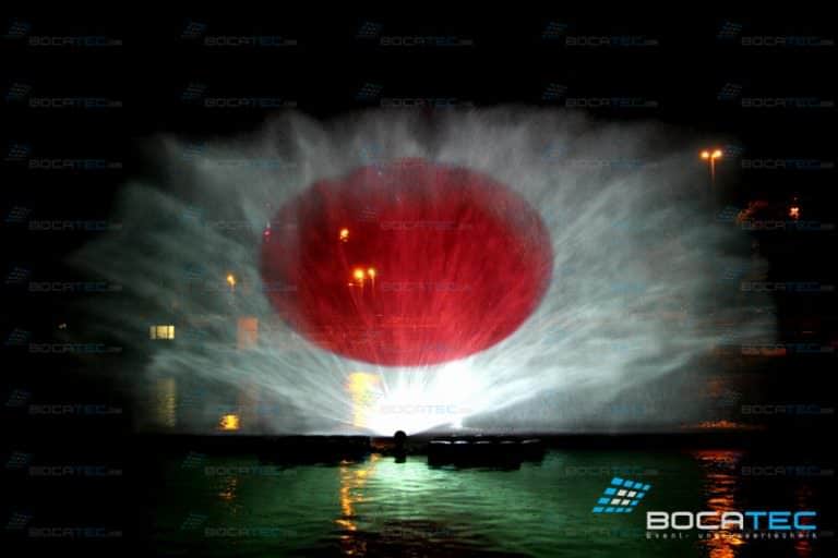 Wasserleinwand mit Projektion der Japanischen Flagge