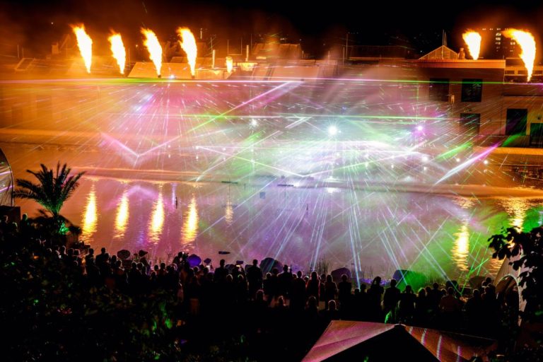 Firmenevent Idee: Nebelmaschine + Pyroeffekt + Laserbeamer