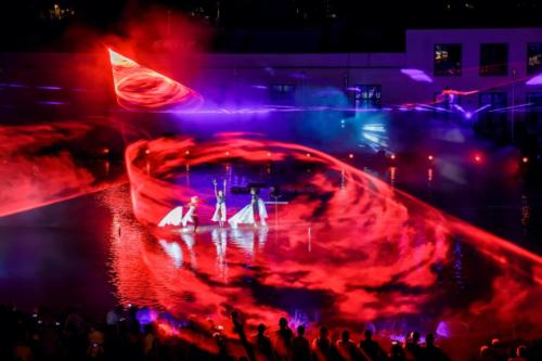 Die Lasershow unterstützt die Show